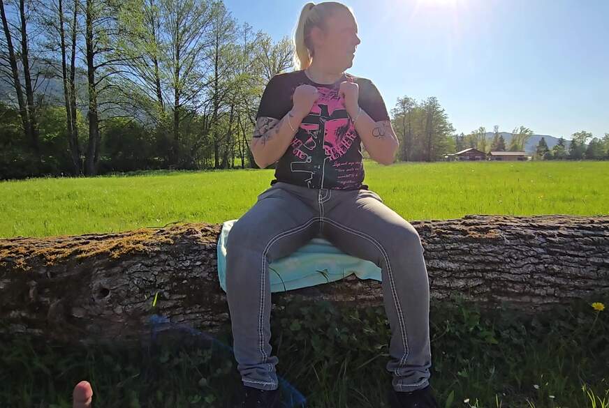 sexyjaqueline: Geiler D*******k auf dem Baumstamm !