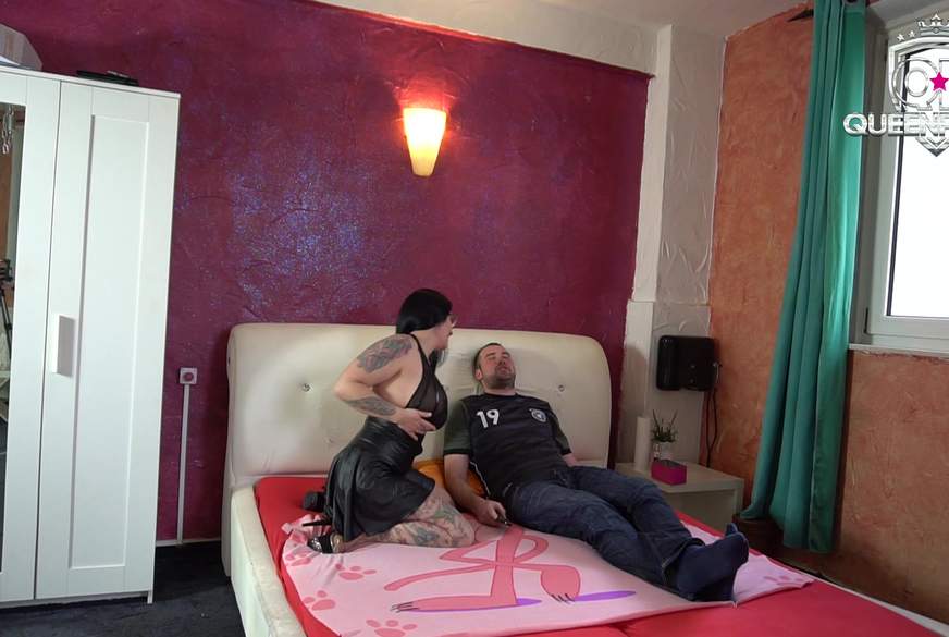 Fussball oder F****n? User s***mt wie ein Bulle nach Sensations-F**k! von QueenParis