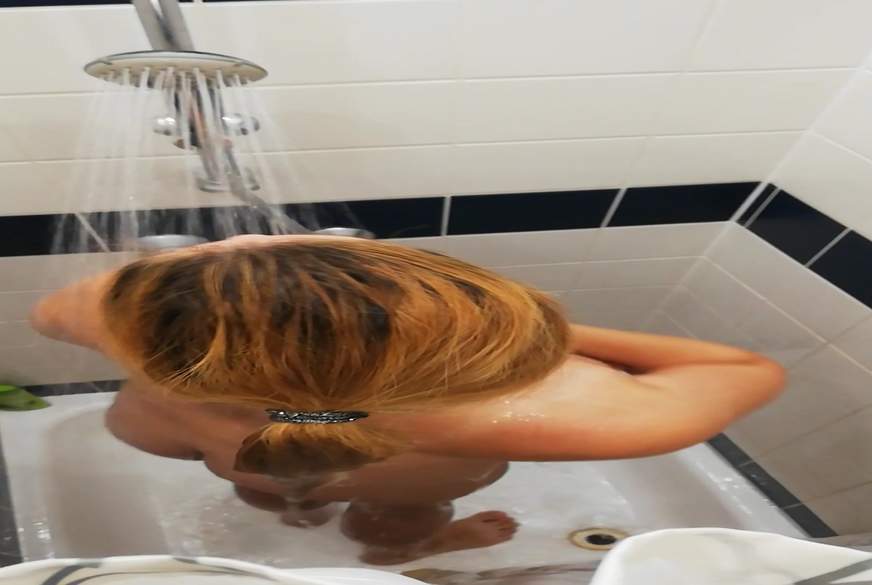 Vanessa30: Ich beim Duschen