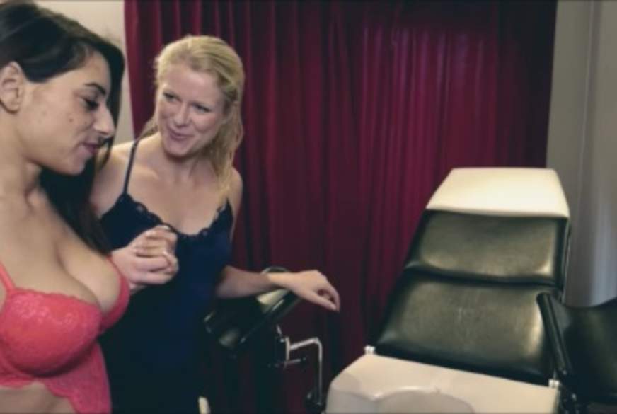 Freundin auf dem Gynstuhl befriedigen lassen... von Claudia-Swea