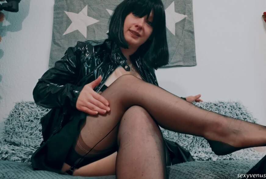 Der kleine W*****r futtert was ich will von sexyvenushuegel