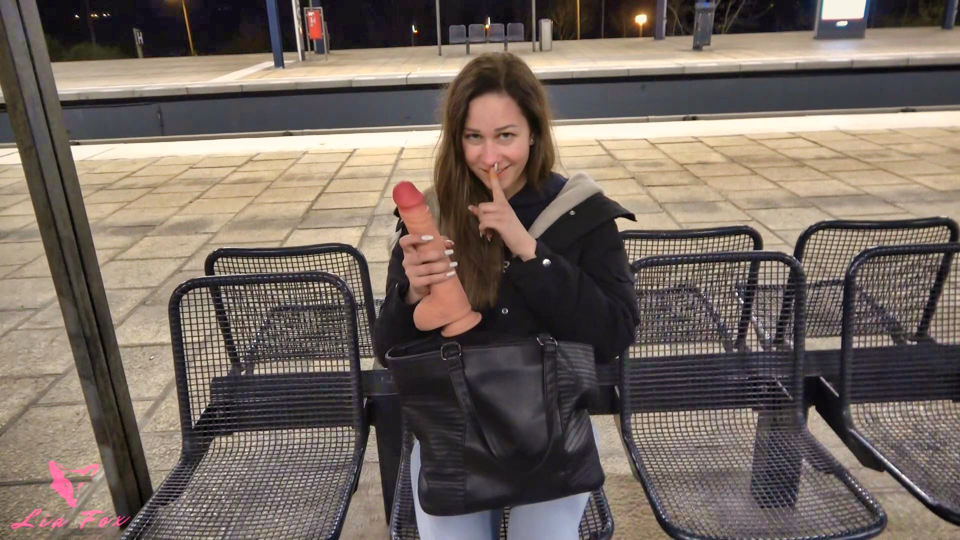 XXL Mutprobe! Riesendildo an S-Bahnhof gefickt! \'\'Das traust du dich niemals!...\'\' ...waren die Worte meiner Freundin! Sie meinte ich würde mich niemals trauen einen Dildo am Bahnhof zu blasen, geschweige denn mir einzuführen und ihn zu ficken! Das lasse ich mir natürlich nicht zweimal sagen! Wette akzeptiert!!! Ob ich es geschafft habe? Was glaubst du? :)