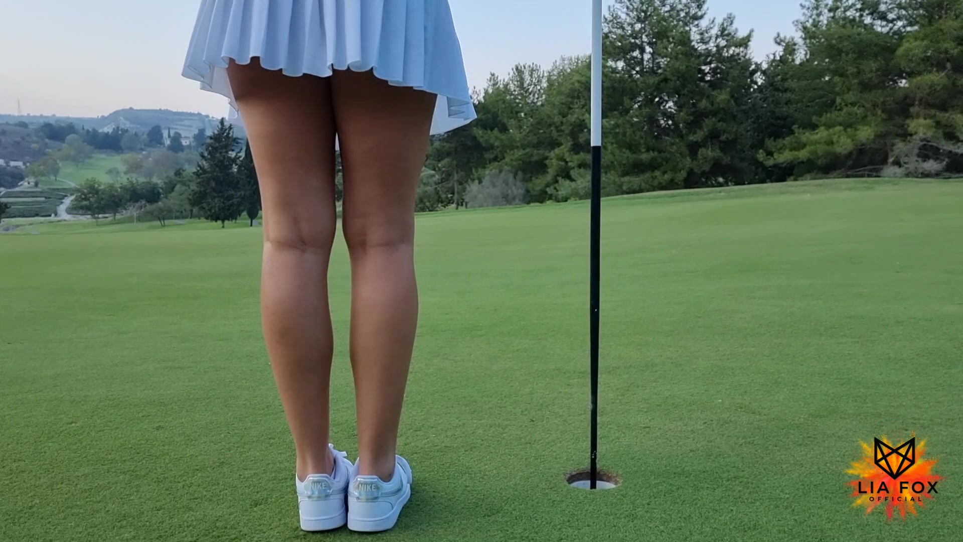 EINGELOCHT! Verbotener Creampie-Sex auf privatem Golfplatz! Ein Hole in One war das wohl nicht, eher ein One in Hole oder dick in hole , wie auch immer.... :D
Ich dachte mir ich kann am Abend ein paar coole Bilder machen auf dem Golfplatz mit der Stange in meiner .... naja du weißt schon ;)
Es waren zwar noch eine Hand voll Leute auf dem Platz aber hey würde schon keiner mitbekommen wenn ich mich da auf den Platz mogel... :)
Leider falsch gedacht :(
Und eins kann ich dir sagen, die Jungs vom Golfplatz verstehen da gar keinen Spaß wenn man auf ihr Grundstück geht ohne Befugnis...
Also musste ich meinen ursprünglichen Plan etwas abändern.
Statt der Golfstange hatte ich ratzfatz eine andere, deutlich geilere und fleischigere Stange zwischen meinen feuchten Schenkeln und haben mich im Handumdrehen zum wimmern gebracht.
Ich schwöre dir es war so geil als kleine Fickschlampe gefügig gemacht zu werden.