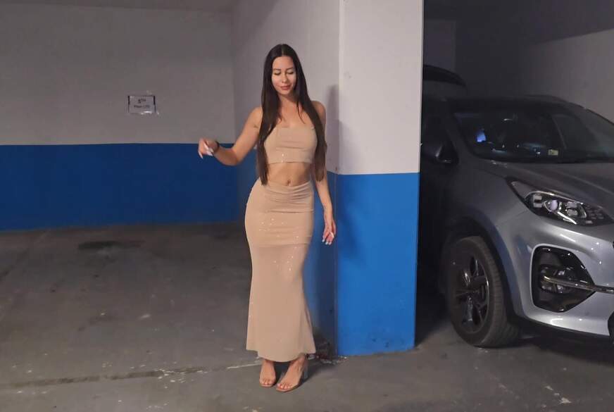 Lia-Fox: Heftiger F**k im Parkhaus! Parkwächter s*****t sein