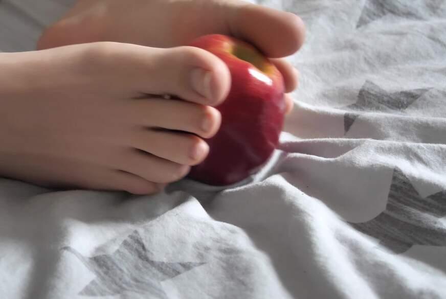Spielen mit dem Apfel Userwunsch Fußfetisch! von RubyRubin