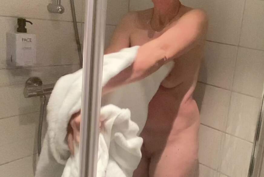 duschen vor dem F**kdate von sexy-Bine pic4