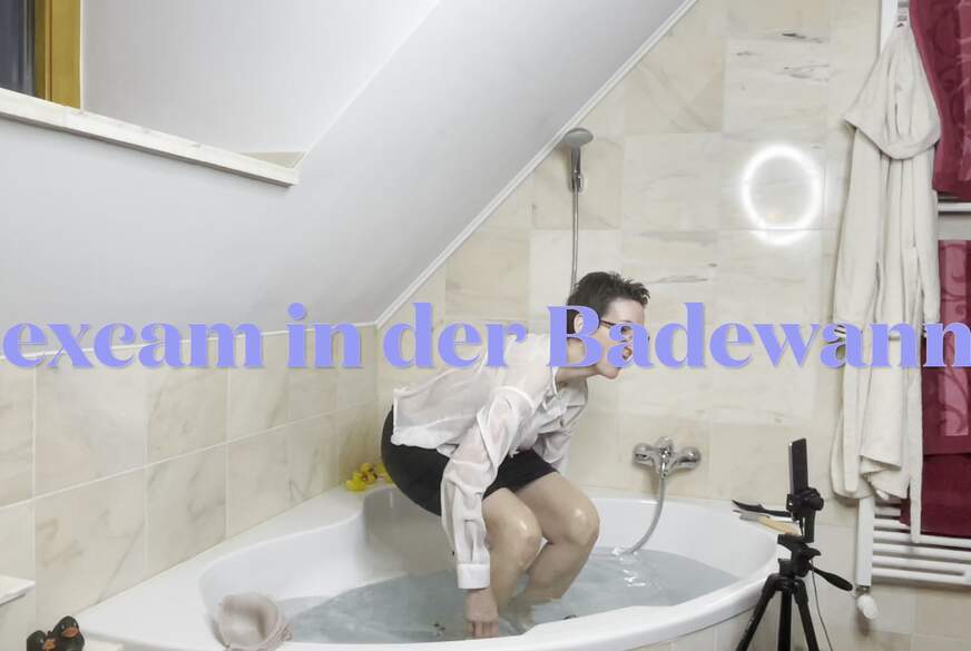 Mit Klamotten in die Badewanne von sexy-Bine