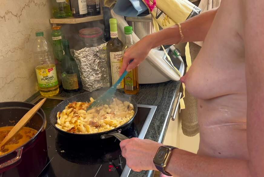 Sexy Hausfrau nackt kochen von sexy-Bine pic1