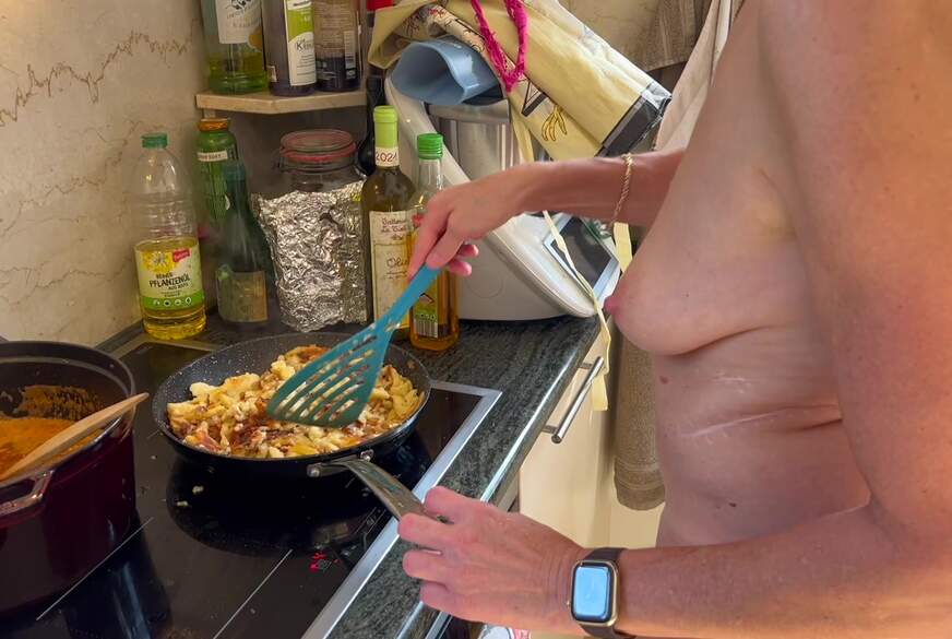 Sexy Hausfrau nackt kochen von sexy-Bine pic3