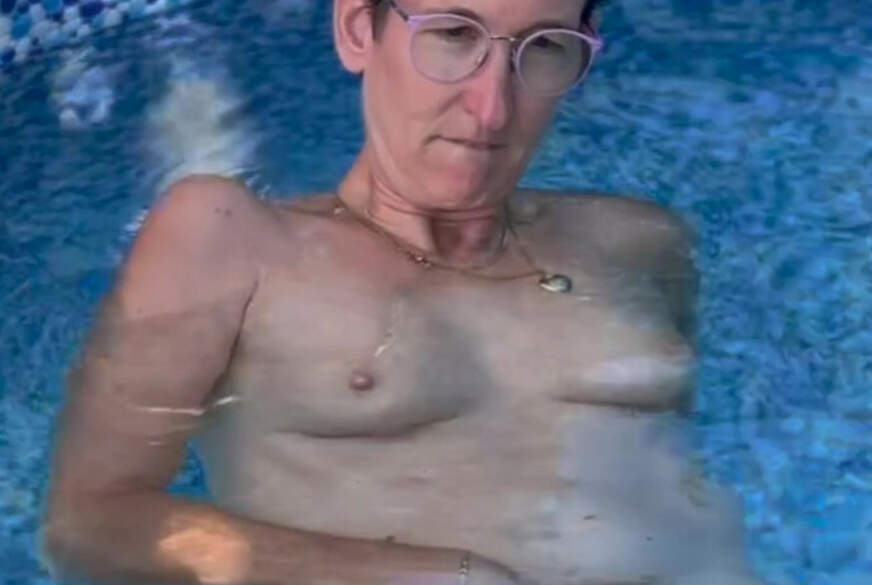 Megaorgasmus im Pool von sexy-Bine