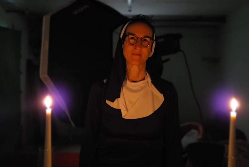 sexy-Bine: Nonne muss beichten