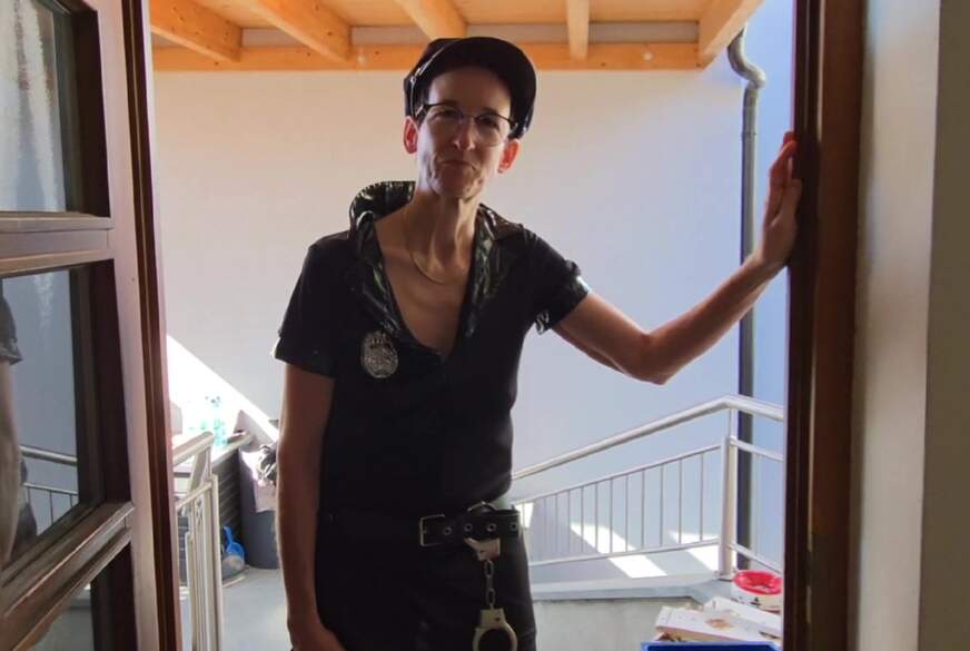 sexy-Bine: Polizeieinsatz bei frechem Typen