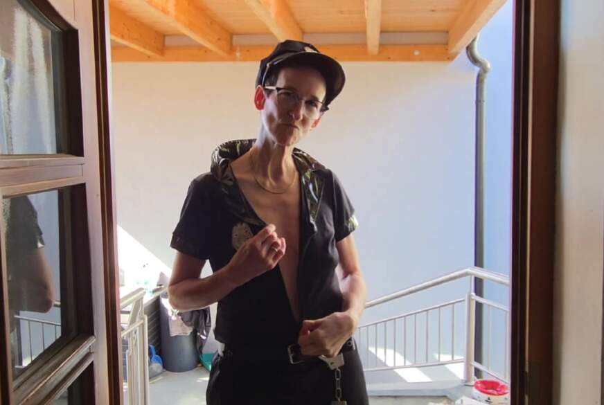 sexy-Bine: Polizeieinsatz bei frechem Typen