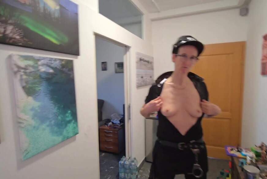 sexy-Bine: Polizeieinsatz bei frechem Typen