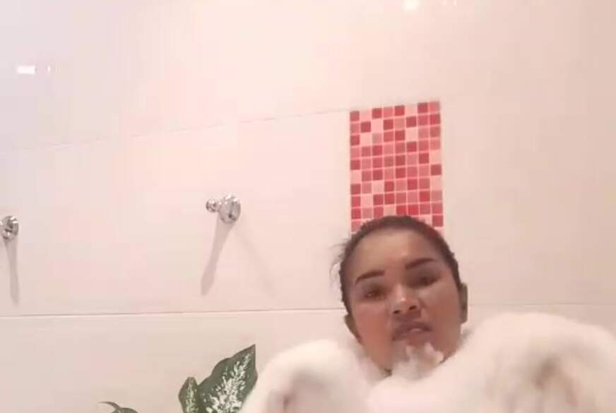 MayaBunny: Bathtime