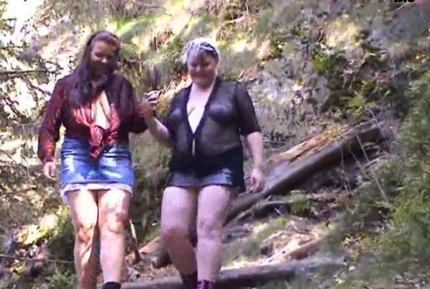 Zwei Frau laufen halb Nackt durch den Wald von crazydesire86 pic4