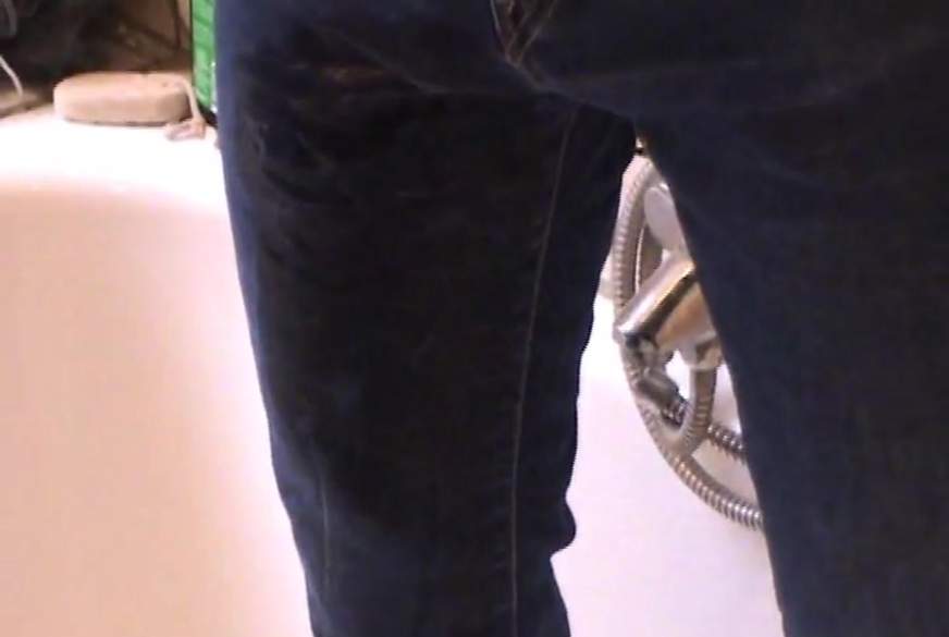 Mann pinkelt in Jeans und duscht von crazydesire86 pic2