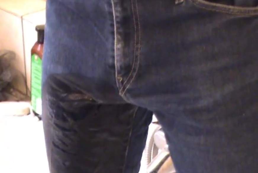 Mann pinkelt in Jeans und duscht von crazydesire86 pic3