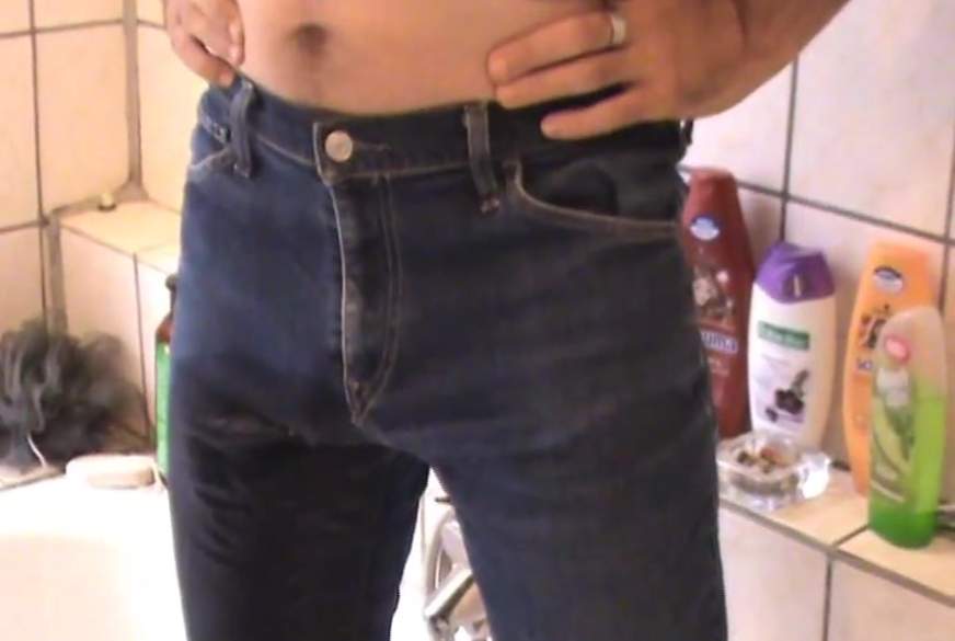 Mann pinkelt in Jeans und duscht von crazydesire86 pic4