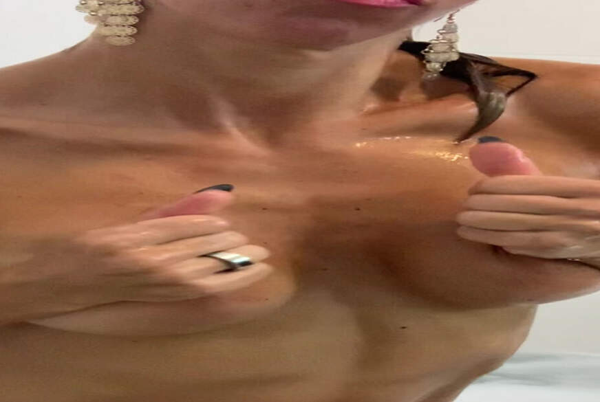 Heiße Momente in der Wanne von Sherry-Stray