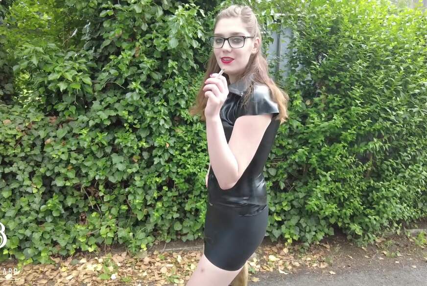 Zara-Bizarr: Public Latexwalk mit Foxt**l B**tplug