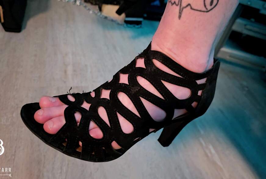 FUSKLAVE BEKOMMT WAS ER VERDIENT! von Zara-Bizarr pic2