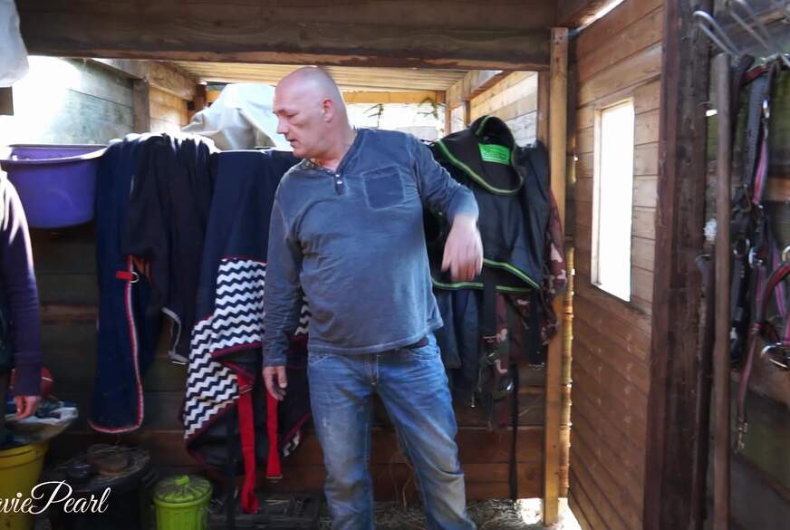 MaviePearl: Alten, geilen Knecht im Stall g*****t