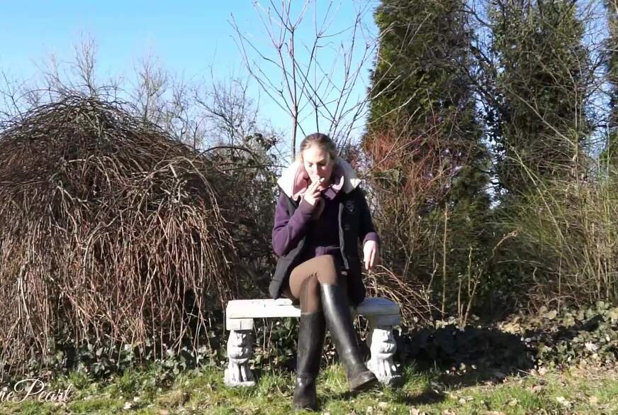 MaviePearl: Golden Shower für alten geilen Bock von Stallknecht!