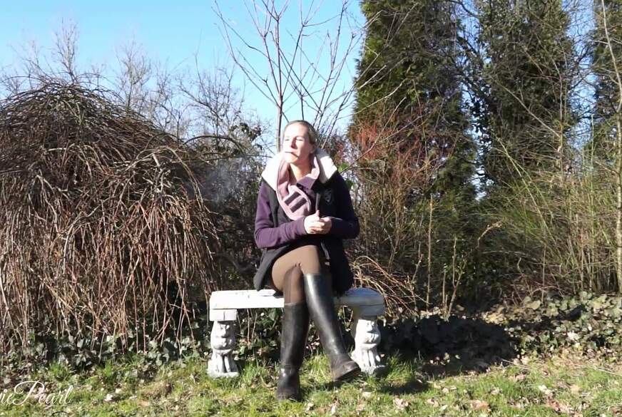 MaviePearl: Golden Shower für alten geilen Bock von Stallknecht!