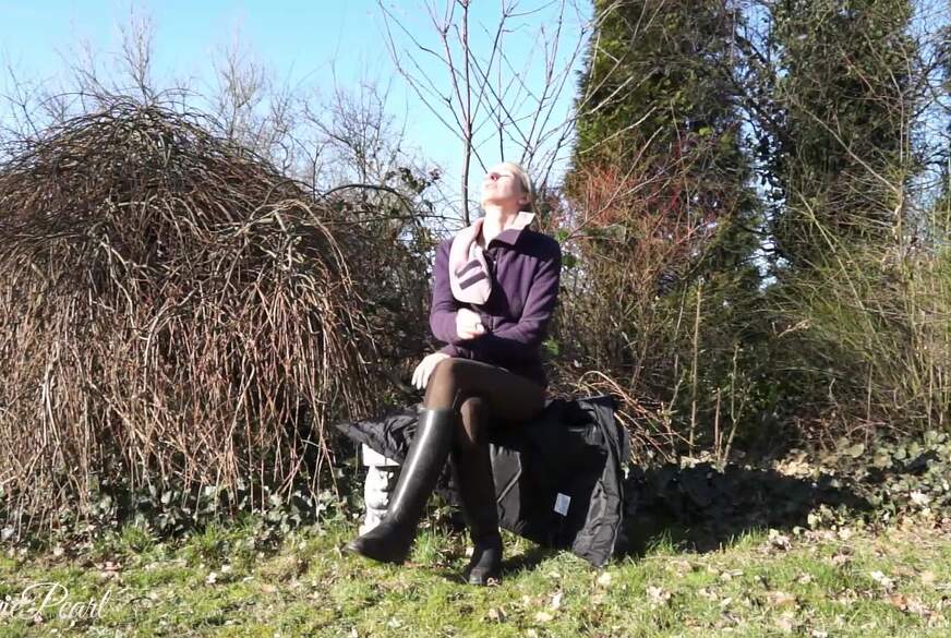 MaviePearl: Golden Shower für alten geilen Bock von Stallknecht!