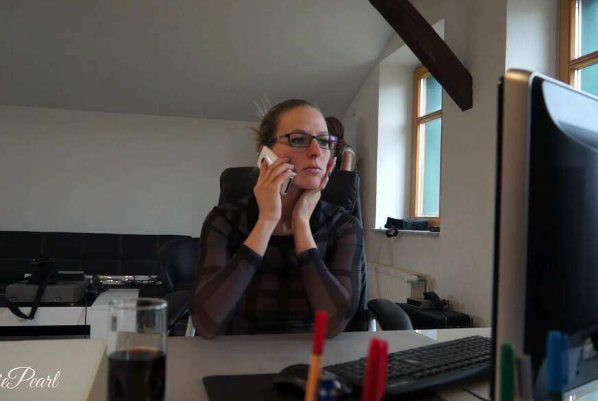MaviePearl: Geile Sekretärin! Er hat den Job und ich den Spaß