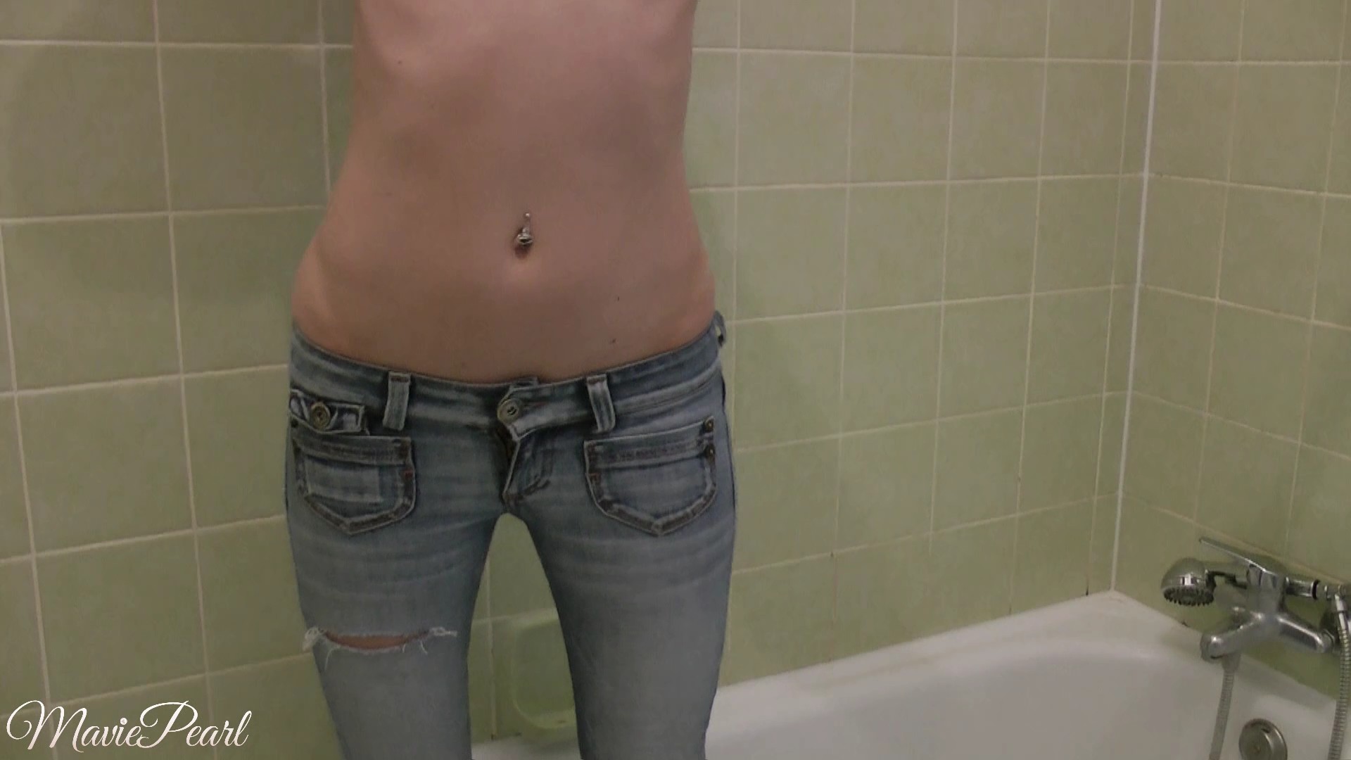 Geil! 2X in meine Skinny Jeans gepinkelt Hier wieder mal ein geiles Pinkelvideo aus meinem Classic Archiv für euch. Viele User hatten sich gewünscht das ich mal in meine Jeans pinkel. Ich hatte das vorher noch nie gemacht aber war natürlich gespannt wie es sich so anfühlt. Beim ersten Mal kam nicht ganz sofiel Natursekt aus meiner Mumu also habe ich mir noch eine angezogen und etwas gewartet. Beim 2. Mal kam dann eine richtig geile Pissflut raus und es wurde ganz warm zwischen meinen beinen. Danach musste ich natürlich noch Duschen und auch dabei darfats Du mir natürlich zusehen. Und wenn Du auf Füße stehst kommst Du auch noch auf Deine kosten. Aber sieh selbst...#natursekt #füße #jeans