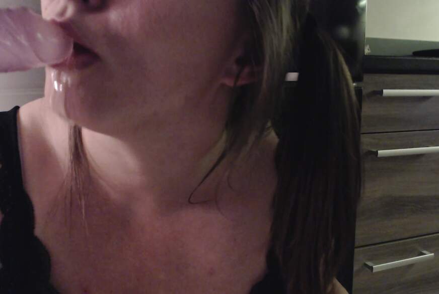 Malcia: Einen künstlichen S*****z lutschen