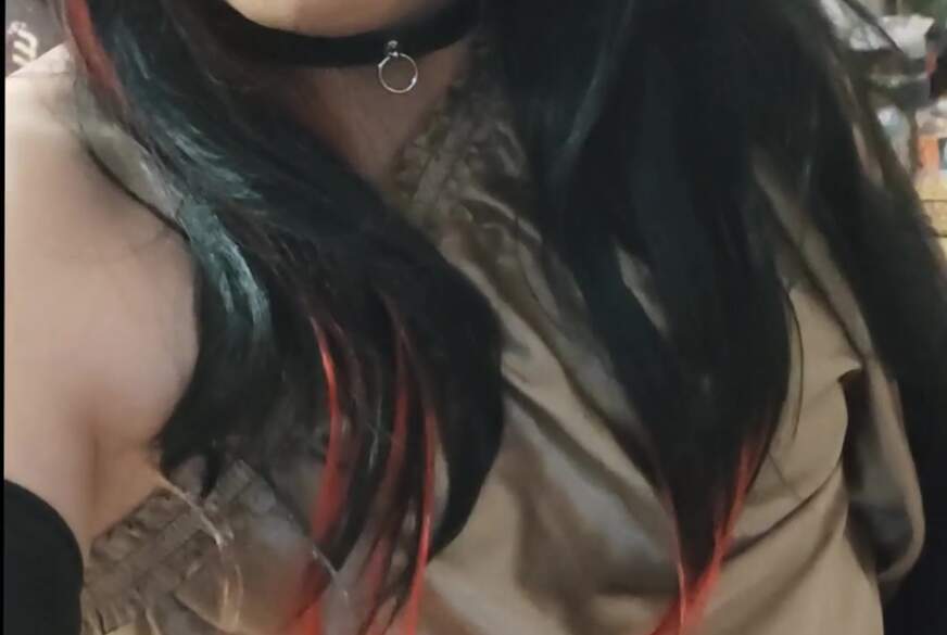 Rubberdollive: Die Devote kleine 2l**h S***e zeigt euch etwas