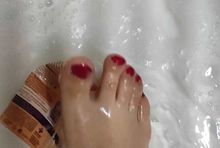 Rubberdollive: Füße und Badeflasche