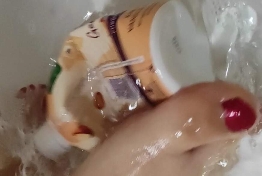 Rubberdollive: Füße und Badeflasche