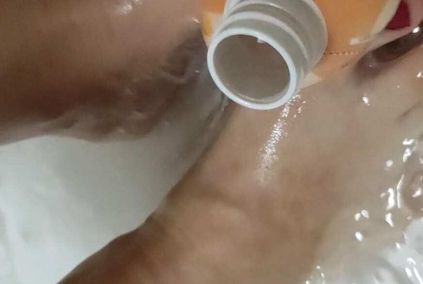 Rubberdollive: Füße und Badeflasche