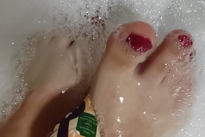 Rubberdollive: Füße und Badeflasche
