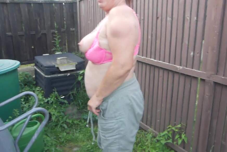 elbluder: in Gartenecke g*****t
