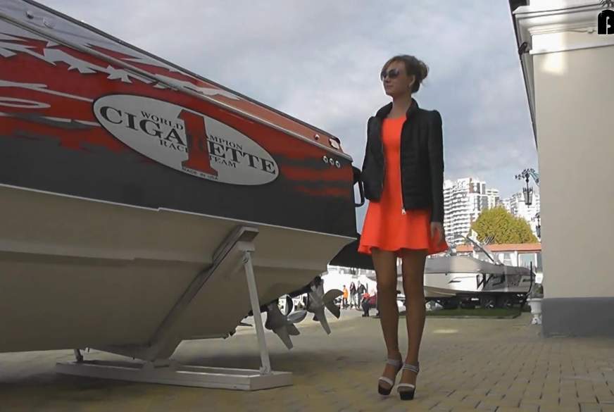 Extreme Public FootJob von DesertAngel