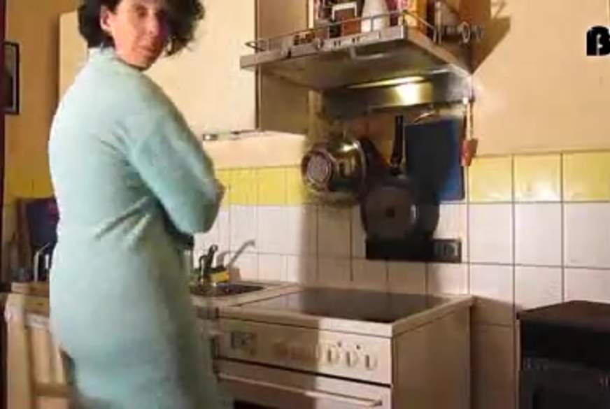 Sexy-Noemi: Vom Nachbar auf dem Herd g*****t....