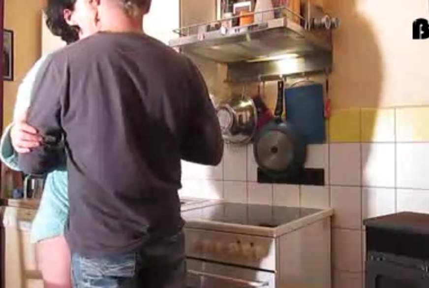 Sexy-Noemi: Vom Nachbar auf dem Herd g*****t....