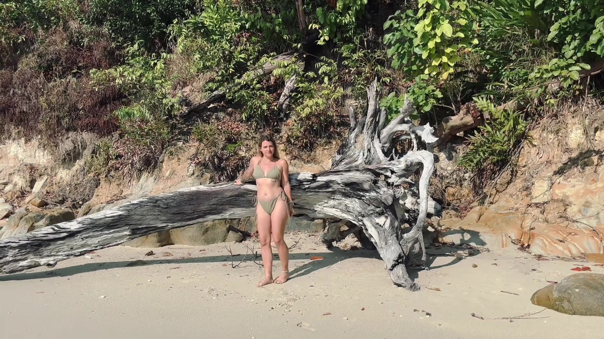 Am Strand musste ich mein Bikinioberteil ausziehen Ich ging in meinem Bikini ein wenig am Strand entlang. Da mich aber die Lust überkam und es auch echt heiß war, fing ich an mich zu berühren. Meine Titten brauchen natürlich auch ein wenig Sonne dachte ich mir und zog für dich mein Bikinioberteil aus.