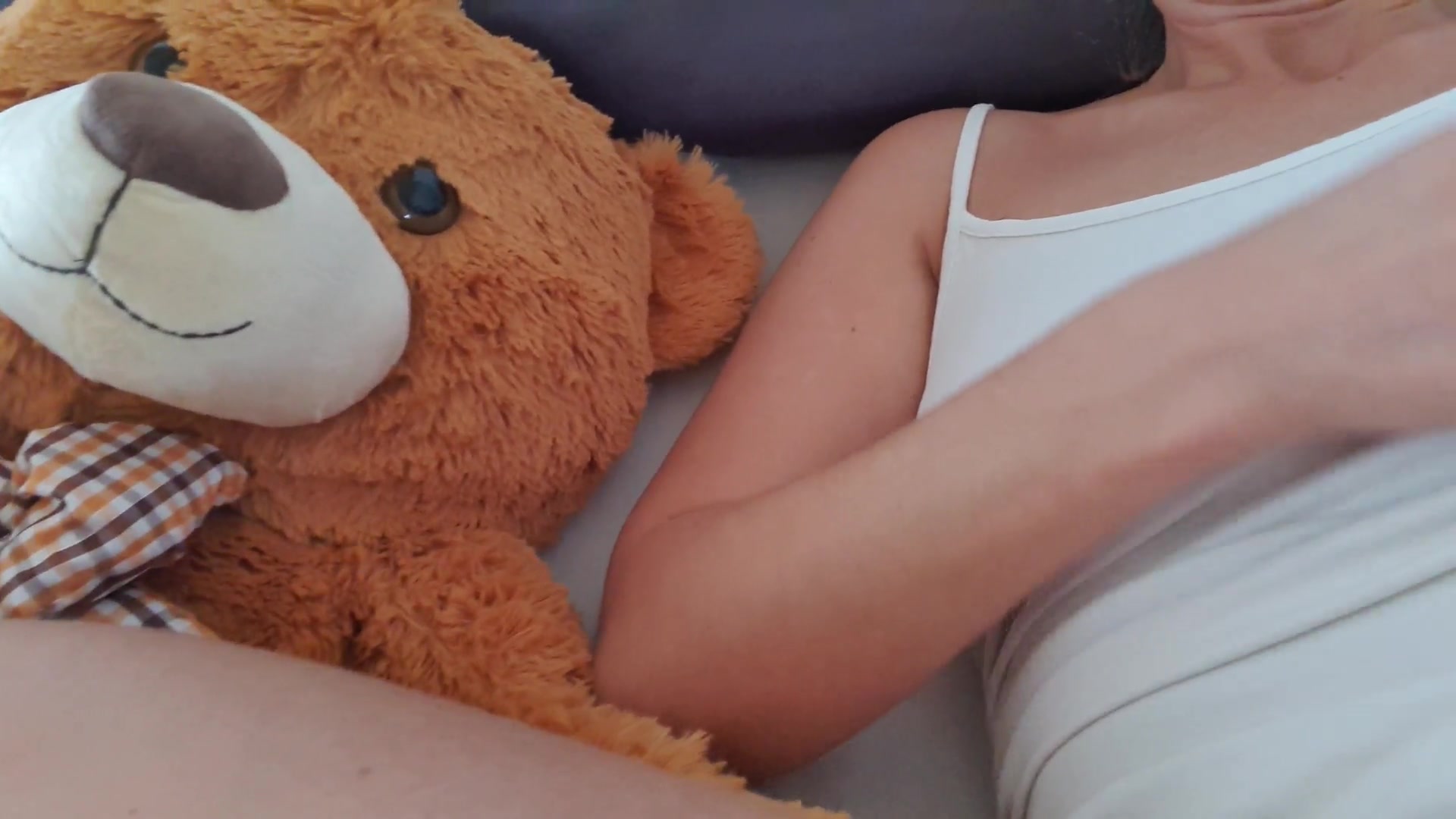 Niemand besorgt es mir so gut, wie ich selbst ;) Schaue mir zu, wie ich es mir mit meinen Fingern, einem Vibrator und einem Dildo selbst ordentlich besorge bis ich komme ;) OMG!! Ich bin so hart krass geil gekommen, kann es kaum glauben, dass ich das auf Video aufgenommen habe! Ich wünsche dir viel Spaß beim anschauen ;)