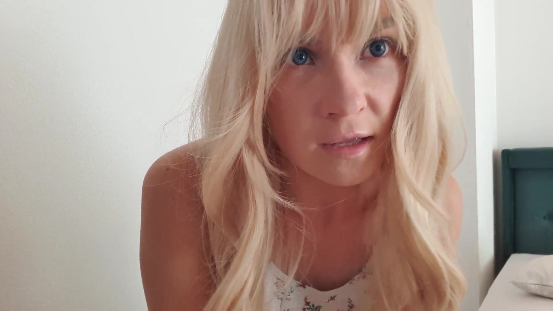 Ich habs echt getan! Ich bin das ERSTE MAL mit meinem Dildo zum Höhepunkt gekommen. Angeheizt habe ich mich zuerst mit heißer Musik und dann habe ich meine Brüste schön mit Öl massiert, danach kommt meine kleine Pussy dran. Die habe ich auch richtig geil mit Öl massiert bis ich so heiß war und mein Dildo zum Einsatz kommen musste... siehe selbst wie geil ich komme!

#teen #orgasmus #dildo