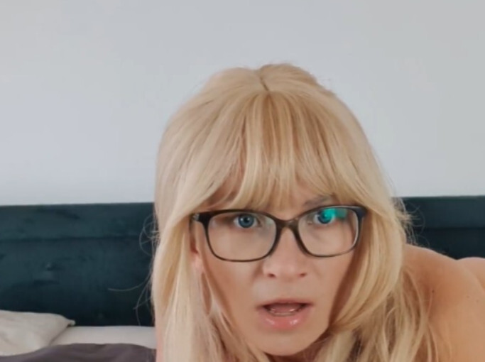 OMG!!! War das gut!!! Während ich seinen geilen und harten Schwanz richtig tief in den Mund genommen habe und ihn richtig geil gelutscht, geblasen und gesaugt habe, hat er mir richtig geil meine kleine süße Pussy geleckt!!! OMG, ich war so erregt und heiß auf seinen geilen und harten Schwanz, dass ich mich unbedingt auf ihn draufsetzen musste und ihn richtig geil geritten habe!! Schau zu, wie geil ich ihn gemacht habe, dass er mir seine komplette Ladung Sperma voll in die Muschi gespritzt hat ;) War das eine geile Nummer und ein abgefahrener Creampie vor der Kamera!! Ich wünsche dir viel Spaß beim anschauen ;)

#handjobs #deepthroat #reitergirl