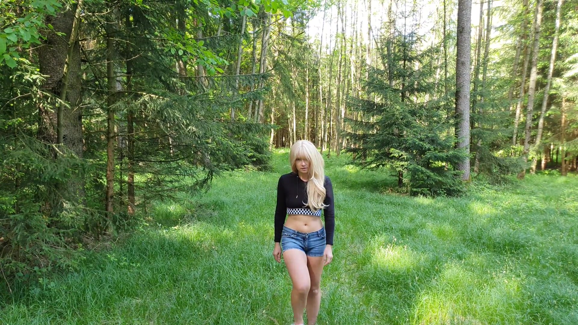 OMG!! Das glaubt ihr mir nie!! Ich war heute im Wald spazieren und wurde dabei vom perversen Förster erwischt!! Ich habe ihm auf dem kalten Waldboden einen geblasen und er hat mich mit seinem großen Schwanz einfach knallhart von hinten genommen und mich richtig geil durchgefickt und mir AO voll in die Muschi gespritzt!! Mann, war das aufregend!! Ich wünsche dir viel Spaß beim anschauen und freue mich über deinen Kommentar ;) #outdoor #sex #teens #pov #blasen #creampie #großerschwanz