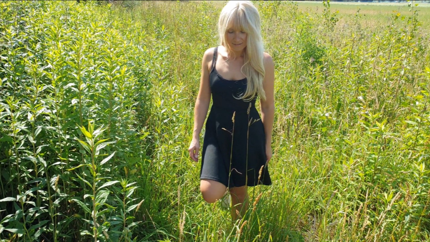 OMG! Was habe ich nur getan? Eigentlich wollte ich nur in der Natur ein bisschen spazieren gehen und das schöne Wetter genießen. Als ich mir die schönen Blumen angeschaut habe, habe ich auf einmal einen fremden Mann bemerkt, der mich schon sehr intensiv und ganz nett von der Seite angelächelt hat. Ich war gar nicht auf Sex eingestellt und hatte somit auch keine Kondome dabei. Aber er war so süß und sein Schwanz so schön, dass ich einfach nicht widerstehen konnte. Er hat mir versprochen ihn vorher rauszuziehen bevor er abspritzt, aber er hat mir voll in meine Muschi gespritzt! GING DAS JETZT DOCH ZU WEIT? Hoffentlich bin ich jetzt nicht schwanger von dem Fremden!  #outdoorsex #creampie #blond #Blowjob #pov