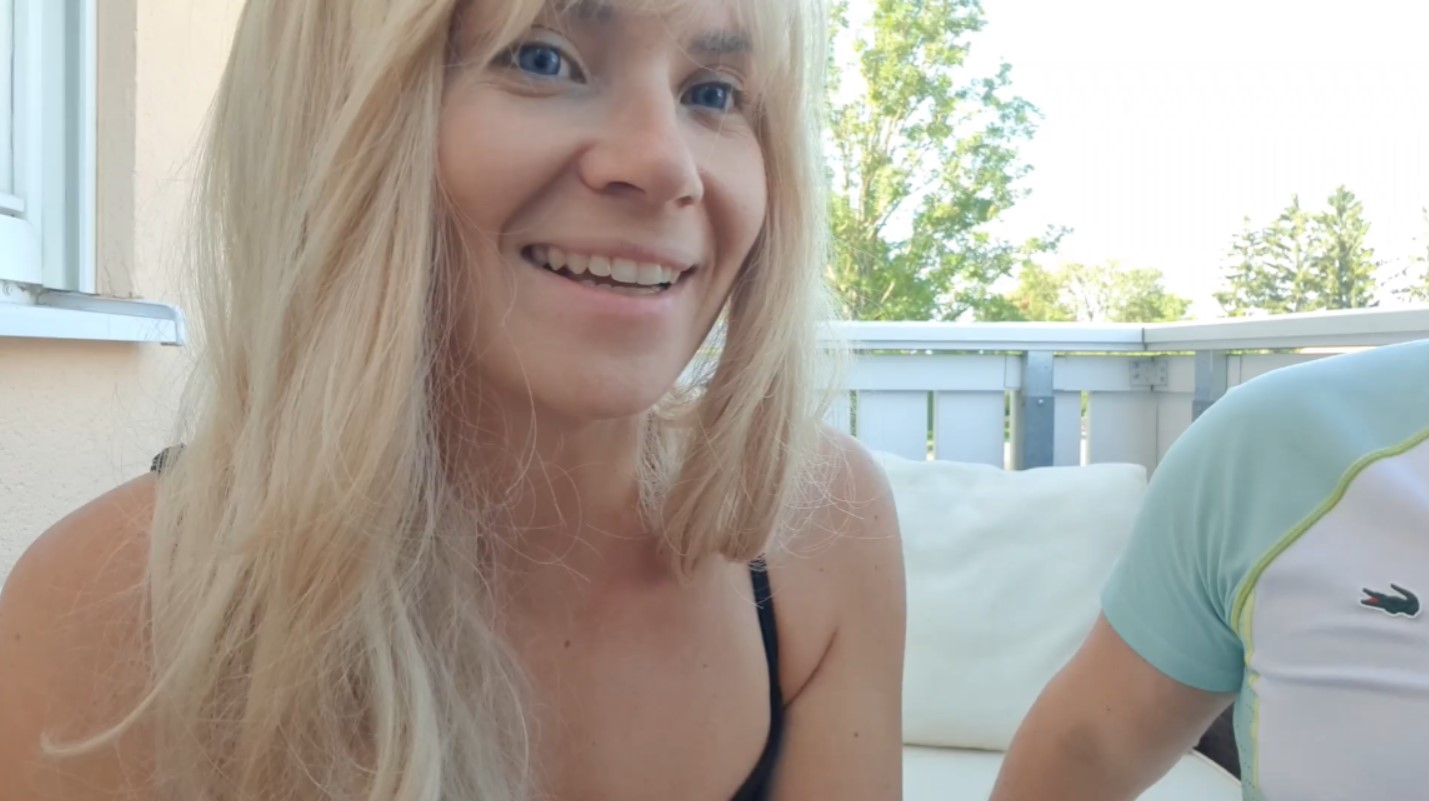 OMG!! Wenn das meine beste Freundin Tamy heraus bekommt... Der Freund von meiner besten Freundin wollte mir eigentlich nur meine Sonnenbrille vorbeibringen, die ich das letzte Mal bei ihnen zuhause vergessen hatte. Aber ich war schon immer auf ihn heiß gewesen und schließlich wollte ihn doch für seine Mühen belohnen. Also überredete ich ihn zum Sex, ich bin schön geil auf ihm geritten und nachdem wir beide kein Kondom hatten und ich ihm geglaubt habe, dass er nicht reinspritzt, haben wir es einfach ohne gemacht! Aber er hat mir voll in meine Pussy gespritzt! Ich bin jetzt bestimmt Schwanger geworden! ;)