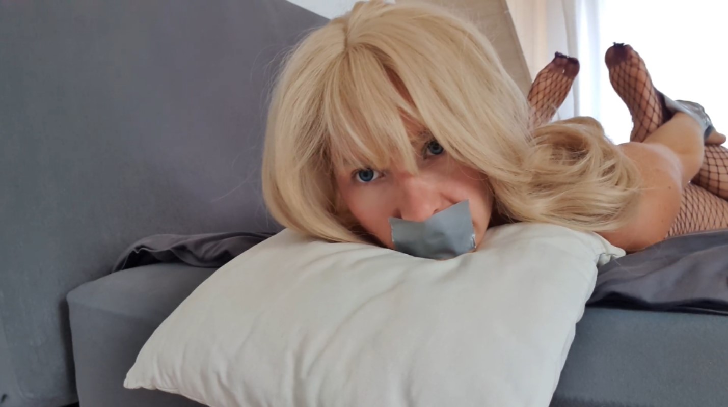 Wehrlos und ausgeliefert lag ich dort, ohne zu wissen was als nächstes passiert, benutzte er mich einfach für seine Triebe. Ich wurde heute einfach mal dreist verschleppt, meine Handgelenke mit meinen Fußknöcheln fixiert und richtig hart benutzt und in alle meine drei Löcher gefickt. Er hat mir sogar meinen kleinen süßen Mund mit Panzertape zugeklebt. So pervers ist wirklich niemand! Schau es dir an und sag mir, was du noch so mit mir anstellen würdest? ;) #anal #devot #teens